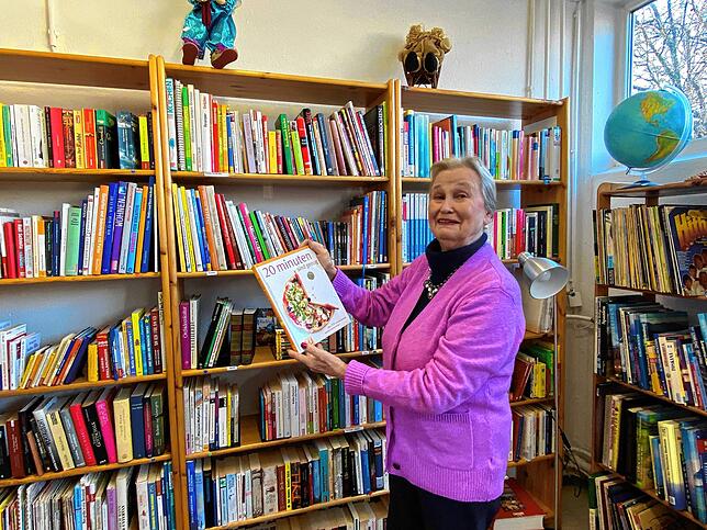 Lesespaß für ein paar Cent – hier werden Bücherfans fündig, wie Annelie Hinz demonstriert.