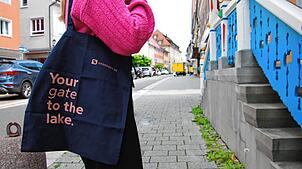 Zum Start für den neuen Auftritt der Stadtverwaltung gibt es Taschen in den entsprechenden Farben, mit dem neuen Logo der Stadt und den ...