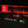 Das Bodenseeforum wurde im Juni 2020 bei einer bundesweiten Lichtinszenierung in Sachen Pandemie rot angestrahlt. Die Farbe passt: So ...