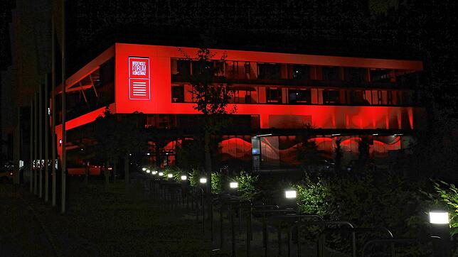 Das Bodenseeforum wurde im Juni 2020 bei einer bundesweiten Lichtinszenierung in Sachen Pandemie rot angestrahlt. Die Farbe passt: So ...