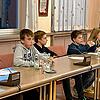 Eine Gruppe von Jugendlichen hat sich zusammen mit dem Fachbereichsleiter Jugend, Soziales und Familie, Martin Rauwolf (ganz rechts) ...