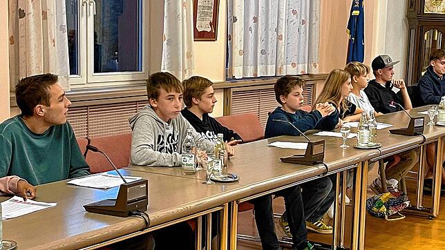 Eine Gruppe von Jugendlichen hat sich zusammen mit dem Fachbereichsleiter Jugend, Soziales und Familie, Martin Rauwolf (ganz rechts) ...