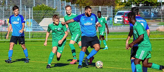 Neue Spielgemeinschaft: Vor Jahresfrist waren sie noch Derby-Konkurrenten. Künftig machen der SV Nollingen (grüne Trikots) und der FV ...