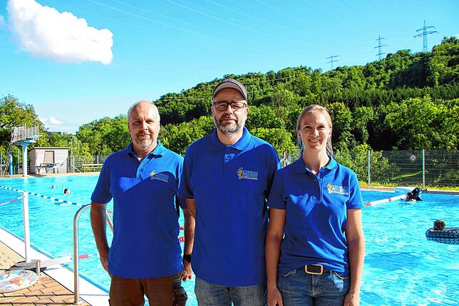 Zufrieden mit ihrem Team sind die drei Vorsitzenden der Schwimmfreunde Stühlingen Pascal Blank (Technik, von links), Michael Basler ...