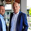 Winfried Borho (links), Leiter des Leiter des Kommunal- und Rechnungsprüfungsamtes im Landratsamt, mit Bürgermeister Jonathan Berggötz.