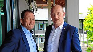 Winfried Borho (links), Leiter des Leiter des Kommunal- und Rechnungsprüfungsamtes im Landratsamt, mit Bürgermeister Jonathan Berggötz.
