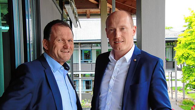 Winfried Borho (links), Leiter des Leiter des Kommunal- und Rechnungsprüfungsamtes im Landratsamt, mit Bürgermeister Jonathan Berggötz.