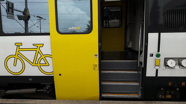 Vor der Zugfahrt: Über diese Treppen muss der Radfahrer sein Gerät lupfen.