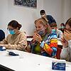 Schülerinnen der Kursstufe am Gymnasium am Romäusring im Oktober 2021 beim Selbsttest. Mit der anbrandenden nächsten Welle der ...