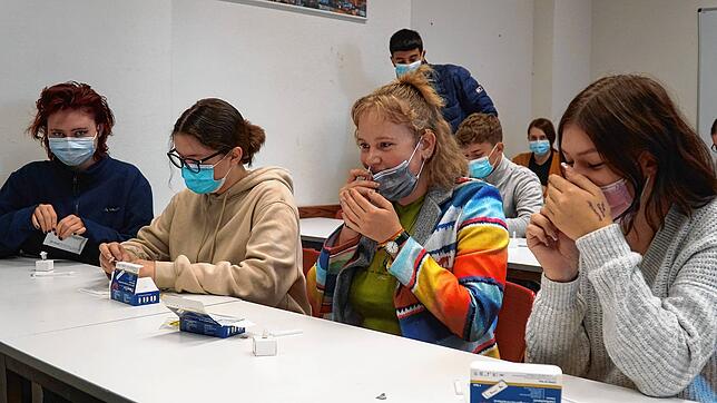 Schülerinnen der Kursstufe am Gymnasium am Romäusring im Oktober 2021 beim Selbsttest. Mit der anbrandenden nächsten Welle der ...