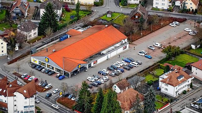 Die Lidl-Filiale am Stockacher Stadtwall. Das Unternehmen konnte das Grundstück zwischen der Filiale und der Weißmühlenstraße erwerben ...