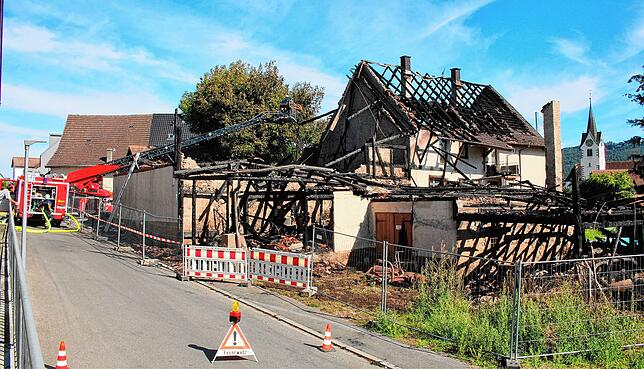 Ein Wohnhaus und eine Scheune lagen nach dem Großbrand in Bohlingen in Schutt und Asche.