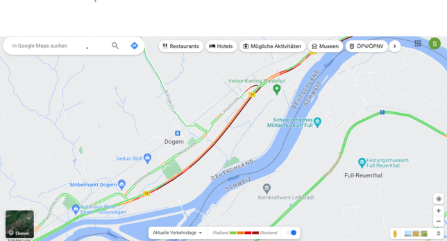 Auf Google Maps sieht man am Mittwochmorgen, dass der Bereich auf der Bundesstraße vor Waldshut dunkelrot markiert ist. Bis kurz vor ...