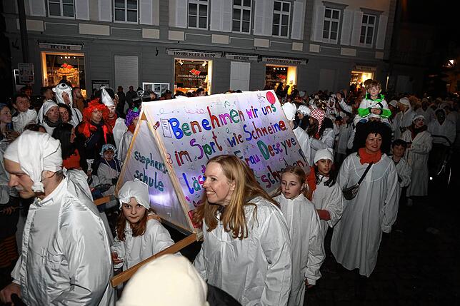 Bild 25: Mit Topfdeckeln und Transparenten machen die Schüler beim Hemdglonker vom Rügerecht Gebrauch