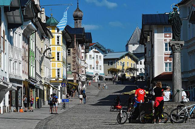 Bad Tölz ist vor allem wegen seiner kunstvoll verzierten Häuserfassaden bekannt. Dieser Stil nennt sich „Lüftlmalerei.