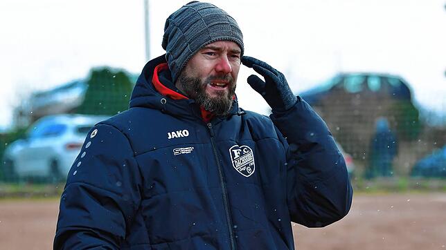 Enttäuscht: Trainer Robert Villinger vom Schlusslicht FC Dachsberg wartete beim 0:3 gegen den FC Weizen vergeblich auf einen ...