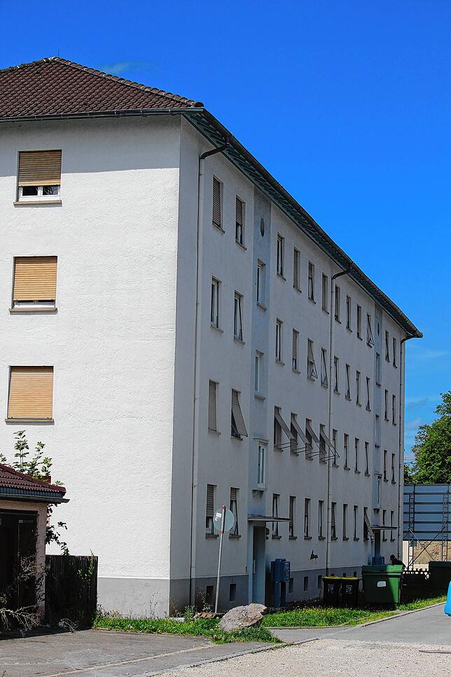 In der Hansjakobstraße stehen noch alte Gebäude des Quartiers. Hier soll es 2025 mit den Arbeiten weitergehen.