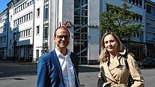 Mathias Auch, Geschäftsführer der Arbeitsagentur Konstanz-Ravensburg, und Pressesprecherin Eva Schmidt vor der Singener Geschäftsstelle ...