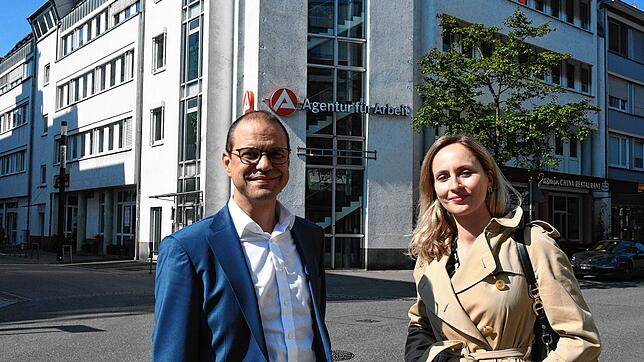 Mathias Auch, Geschäftsführer der Arbeitsagentur Konstanz-Ravensburg, und Pressesprecherin Eva Schmidt vor der Singener Geschäftsstelle ...
