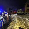 Blick auf die Unfallstelle im Mühlinger Ortsteil Mainwangen. Der Lastwagen, dessen Heck in der Bildmitte zu sehen ist, war ins Rutschen ...