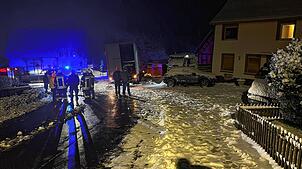 Blick auf die Unfallstelle im Mühlinger Ortsteil Mainwangen. Der Lastwagen, dessen Heck in der Bildmitte zu sehen ist, war ins Rutschen ...