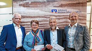 Martin Heinzmann (von links), Brunhilde Zapf, Stephan Maier und Oliver Broghammer bei der Spendenübergabe nach dem NFT-Pilotprojekt. ...