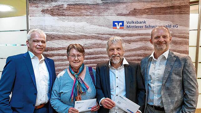 Martin Heinzmann (von links), Brunhilde Zapf, Stephan Maier und Oliver Broghammer bei der Spendenübergabe nach dem NFT-Pilotprojekt. ...