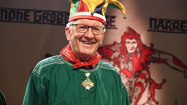 Winfried Kretschmann glänzte als Zeuge von Cem Özdemir beim Narrengericht in Stockach. Seine Beliebtheit wird durch viel Applaus vom ...