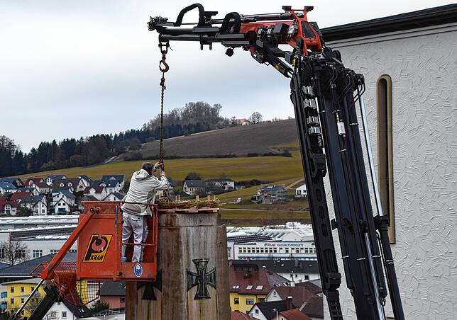 Der Kran hat das Nest abgelassen.