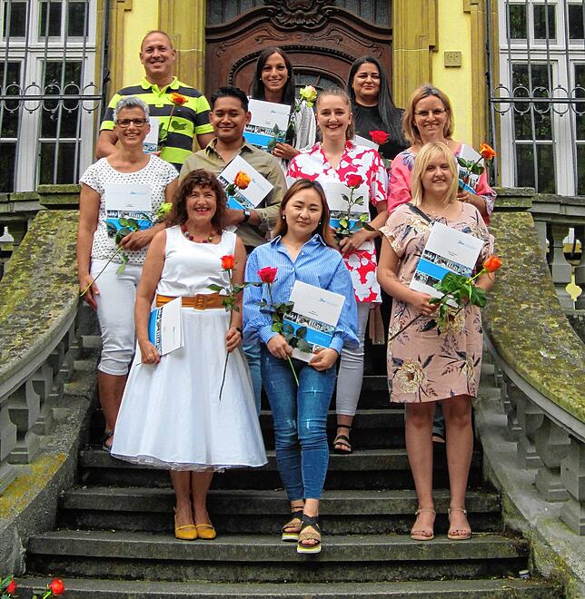 Auch die Absolventen der einjährigen Berufsfachschule für Altenpflegehilfe der Justus-von-Liebig-Schule erhielten ihre Zeugnisse. Preise ...