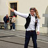 Überlingens Narrenvater Achim Friesenhagen mit einer Rottweiler Peitsche.
