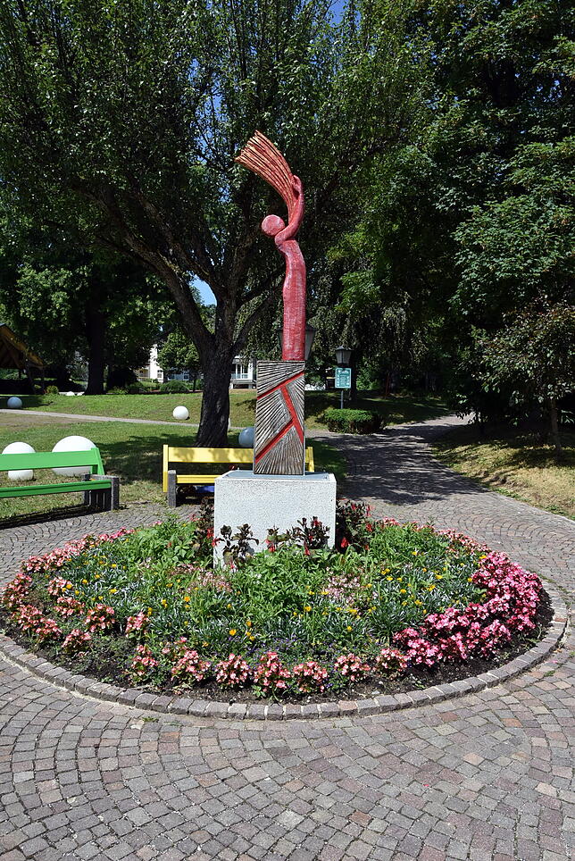 Die Skulptur &bdquo;Hope&ldquo; von Simon Stiegeler steht am Eingang des Kurparkes in Höchenschwand.