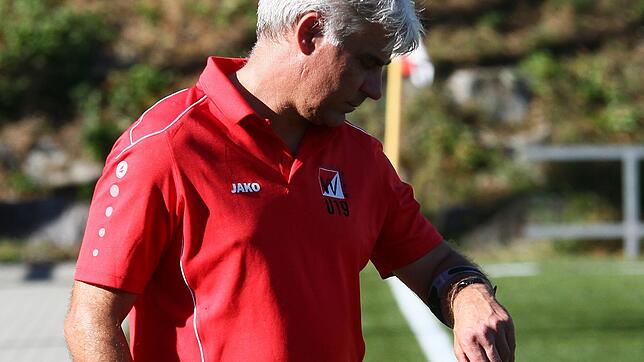 Zeit abgelaufen: Weil er bei den Spielern des FC RW Weilheim kein Vertrauen mehr genoss, zog sich Dietmar Knab vor der Partie am ...