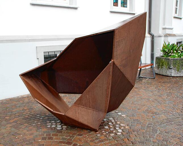 „Dynamischer Raum I“: So heißt diese aus Cortenstahl angefertigte Skulptur aus dem Jahr 2017 von Reinhard Scherer. ...