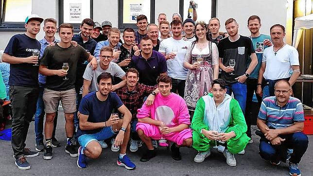 Spaß im Trainingslager: Die SG Mettingen/Krenkingen und ihr Trainer Georg Isele (rechts, stehend) arbeiteten durchaus konzentriert in ...