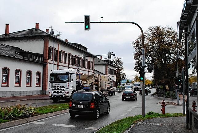 Die Stadt hat in Zusammenarbeit mit dem Straßenbauamt des Landkreises die Schaltung der Ampelanlage vor dem Waldshuter Bahnhof ...