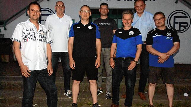 Mit hoher Professionalität legten die Vorstände des FC Radolfzell ihren Mitgliedern die Jahresberichte vor (von links): Oliver Preiser ...