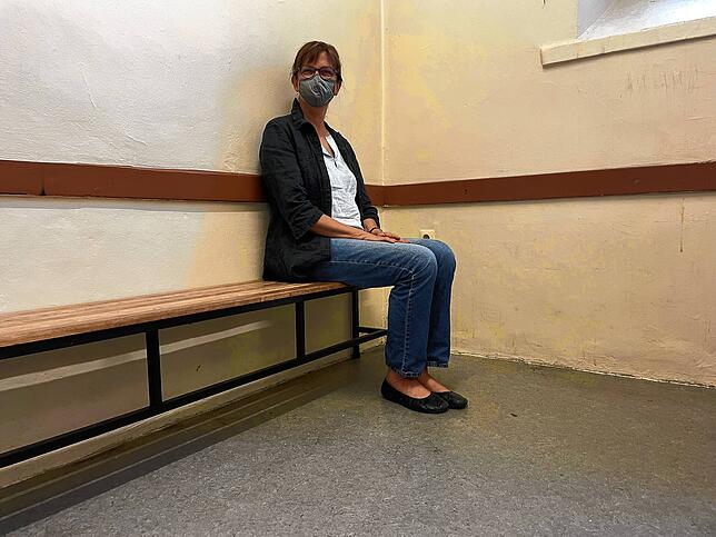 Wenn Insassen entlassen werden, müssen sie ihre Sachen packen und in der Transportzelle warten. Dort sitzt beim Termin mit dem SÜDKURIER ...