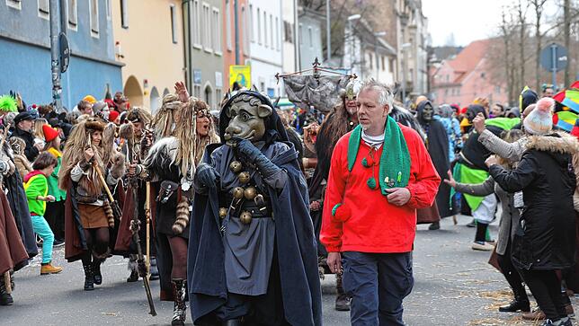 Bild 30: Großer Umzug 2023: Die Zuschauer bestaunen das bunte Treiben in Konstanz