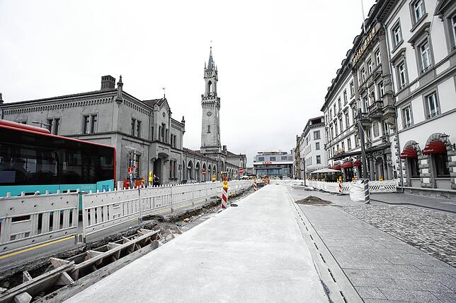 Die Umgestaltung des Bahnhofplatzes ist ein Mammutprojekt. Voraussichtlich Anfang des Jahres 2025 ist die Fahrbahn, die auf der ...
