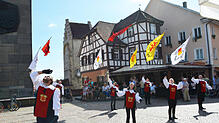 Die Fahnenschwinger des Fanfarenzuges Markdorf ließen ihre Flaggen in der Luft tanzen.