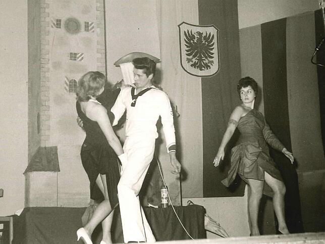 Walter Schramm absolvierte am 11. November 1960 seinen ersten Auftritt im "Adlersaal" als Ballettänzer. Unser Bild zeigt ihn mit ...