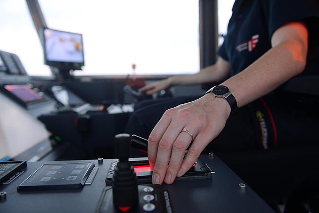 Klein, aber oho! Der winzige Joystick fasziniert die Auszubildenden besonders: Mit einem Finger lässt sich tatsächlich das ganze Boot ...