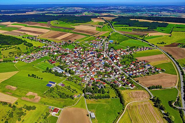 So präsentiert sich Riedböhringen mit der Ortsumfahrung der B 27 (rechts) im August 2012. Die Ortsdurchfahrt in der Mitte war die alte B 27.