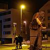 In dieser Nacht bekommt die Hexe auf dem Brunnen am Kreisel in Hofen sogar ab und an Gesellschaft.