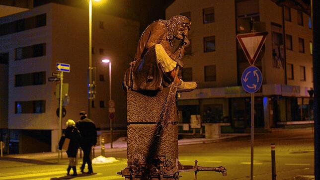 In dieser Nacht bekommt die Hexe auf dem Brunnen am Kreisel in Hofen sogar ab und an Gesellschaft.