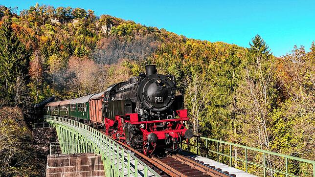 Die Sauschwänzlebahn fährt seit Anfang Juni wieder durch das wildromantische Wutachtal. Die Strecke führt 25 Kilometer von ...