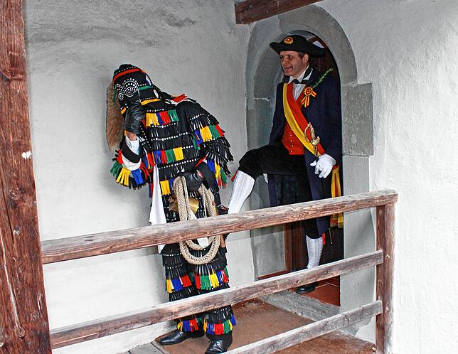 „In Gott‘s Namen, geh!“ Der erste Platzmeister verpasst dem Hänsele einen Fußtritt, der später am Chor des Münsters ...