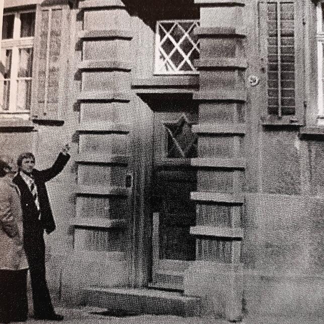 Fundstück in der Festschrift 100 Jahre Mieterverein Konstanz: 1977 zeigt Weber (rechts) auf Gebäudeschäden am Hindenburgblock.