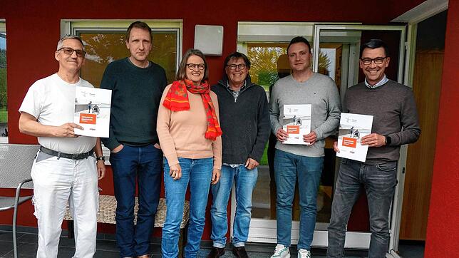 Mitarbeiter der Pfunder Stiftung bei den Caritaswerkstätten Hochrhein in Gurtweil, von links Frank Rauchhaus und Michael Maier ...
